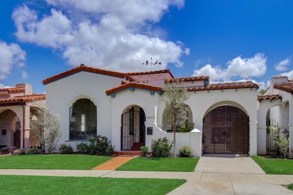 single story mediterranean home styles in california