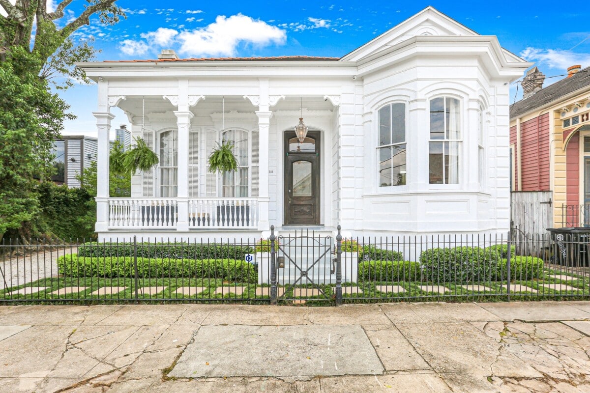 white victorian cottage in new orleans