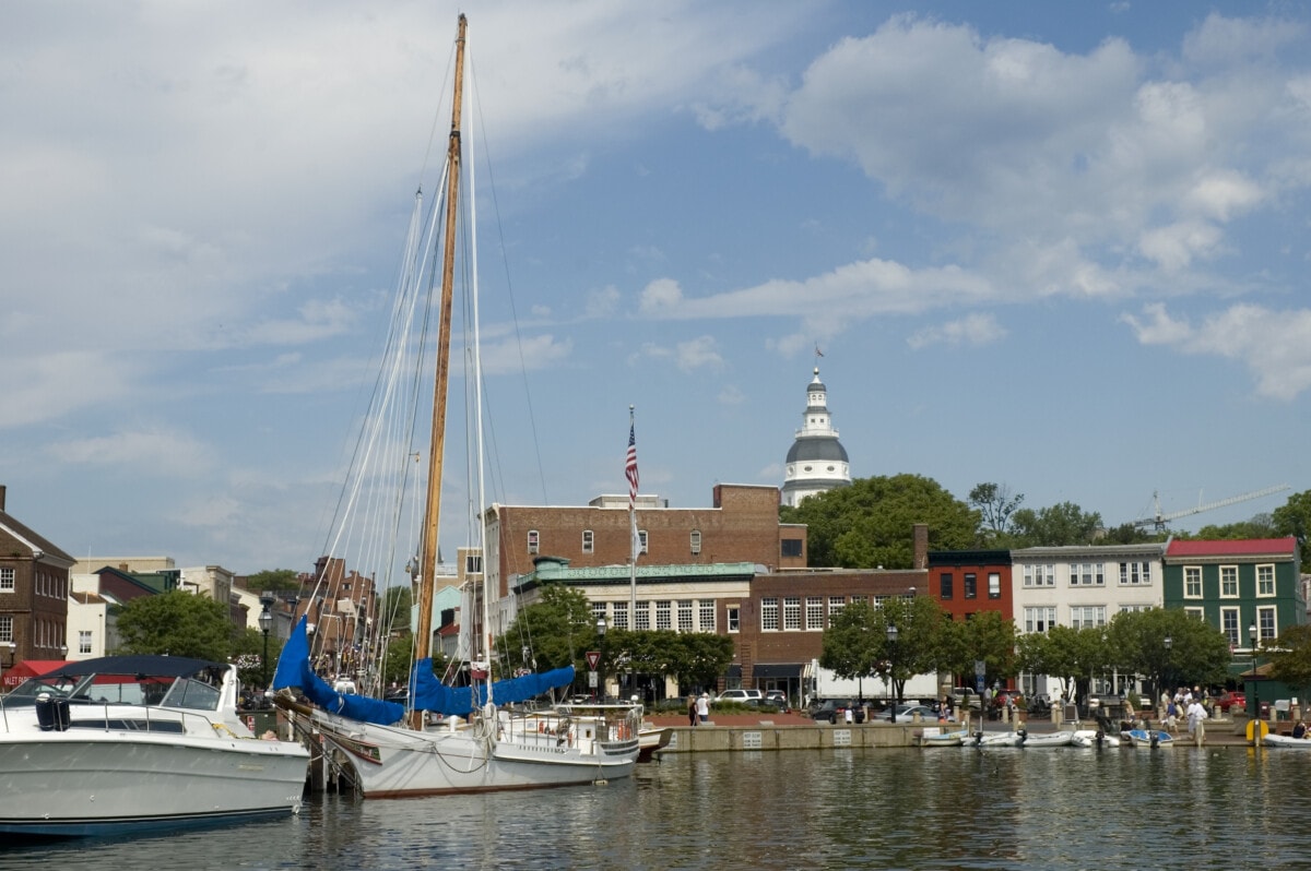 annapolis maryland waterfront with buildings and boats_Getty
