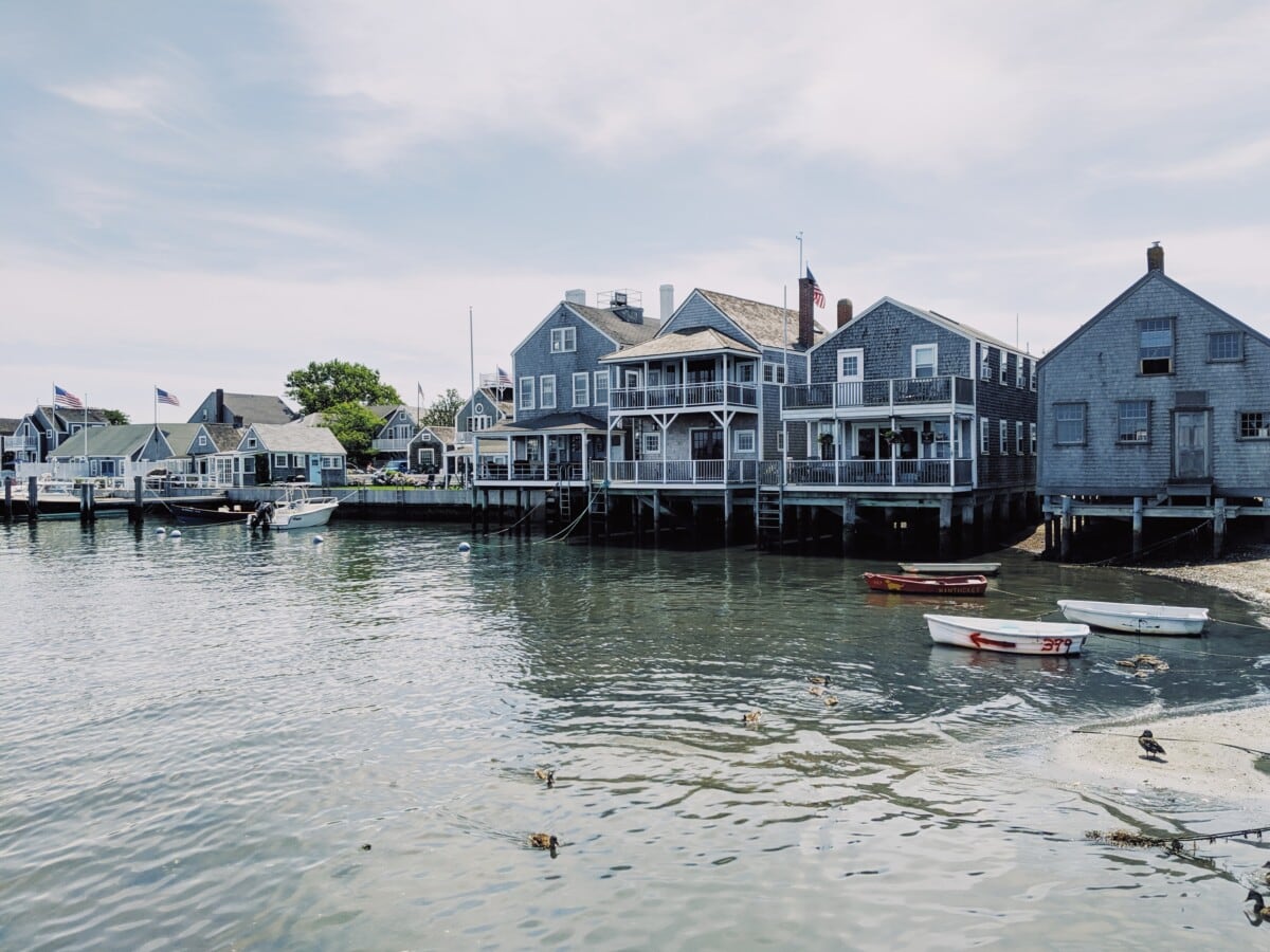 houses along the water in nantucket