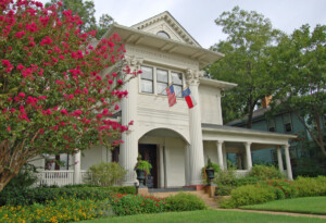 Colonial style house in Dallas