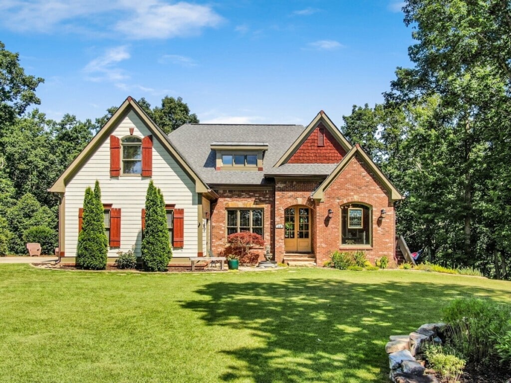 brick and siding exterior on home in Ground Georgia