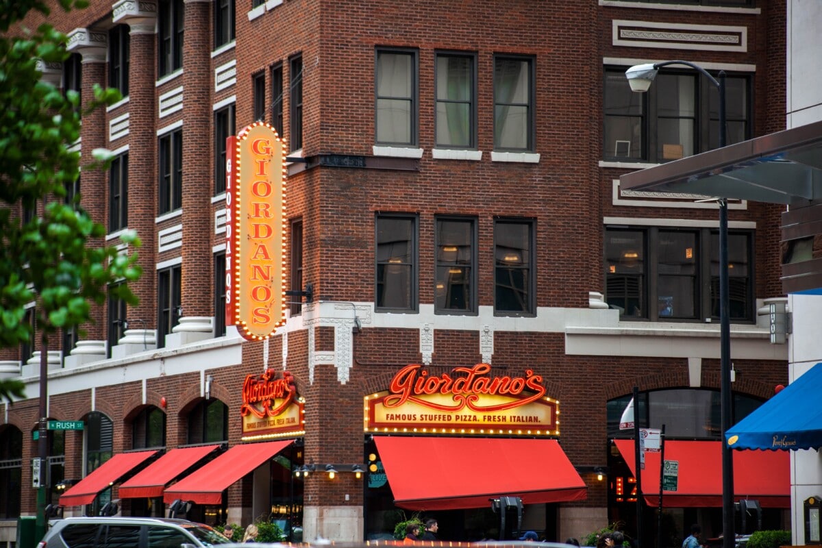 magnificent mile in chicago neighborhood 