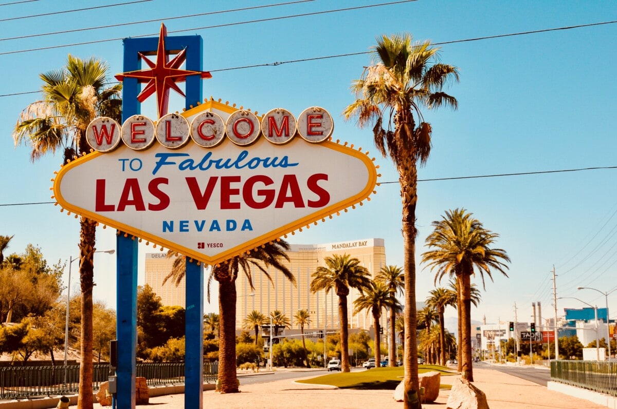 welcome to las vegas sign with palm trees