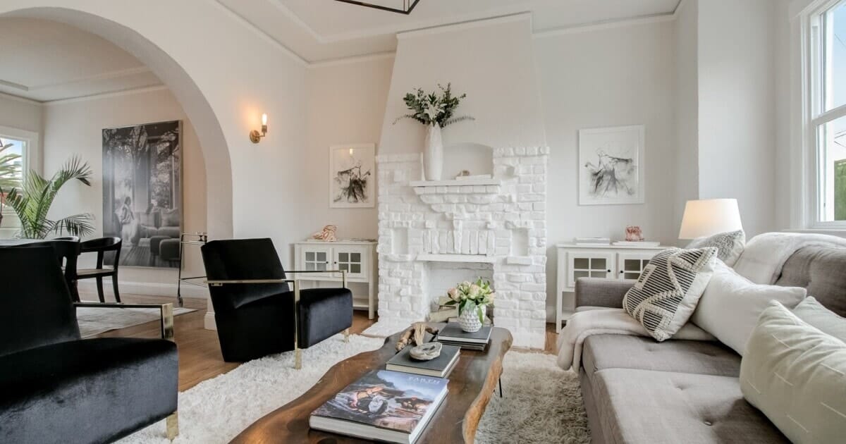 A living room with an archway