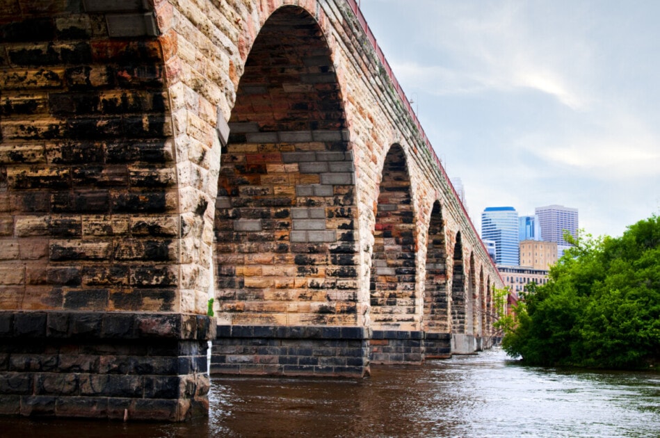 جسر Stone Arch التاريخي الذي يعبر نهر المسيسيبي في وسط مدينة مينيابوليس، مينيسوتا.