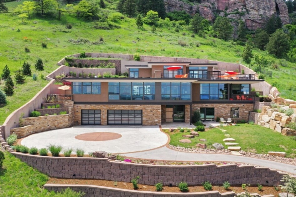 Modern Colorado residence connected  a hillside