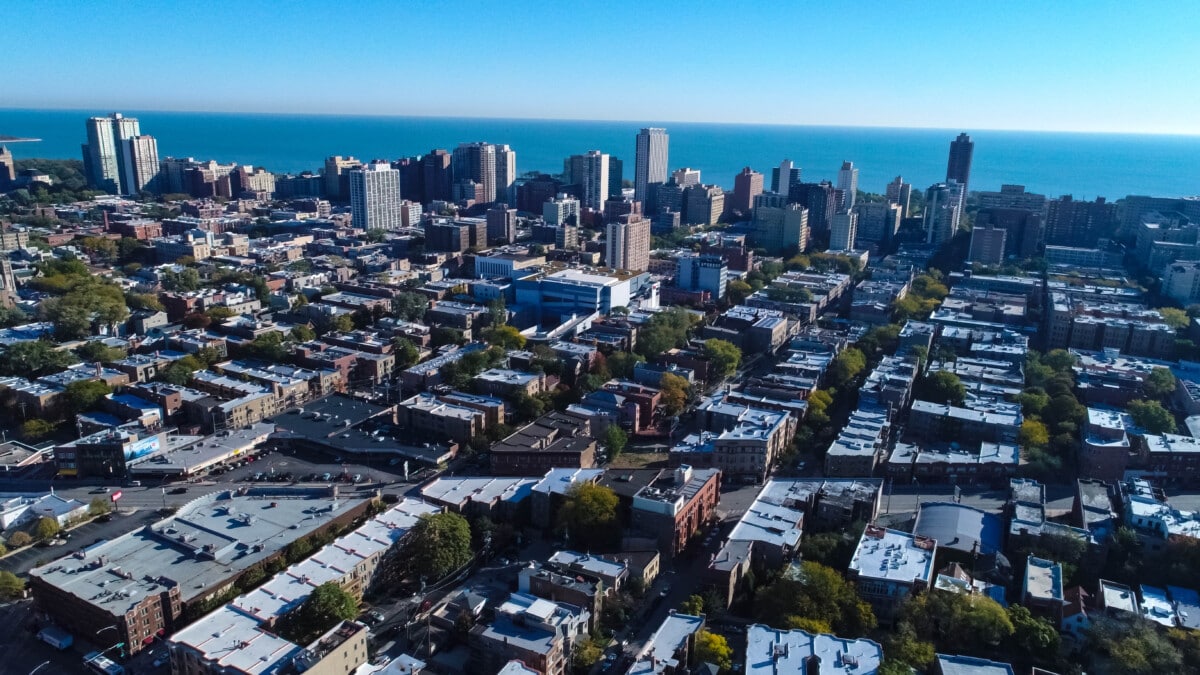 Aerial,Shot,Above,The,Chicago,Neighborhood,Of,Lakeview,On,A