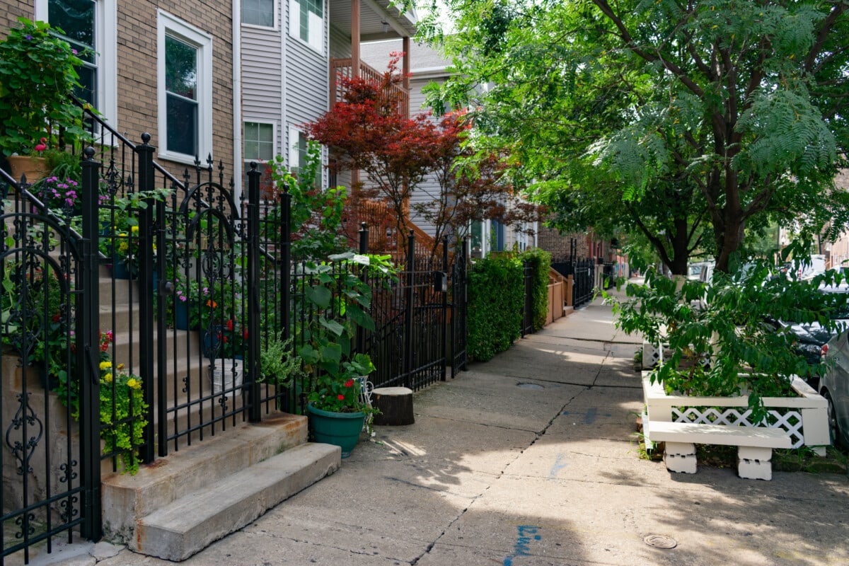Beautiful,Sidewalk,Scene,In,Front,Of,Old,Homes,And,Plants