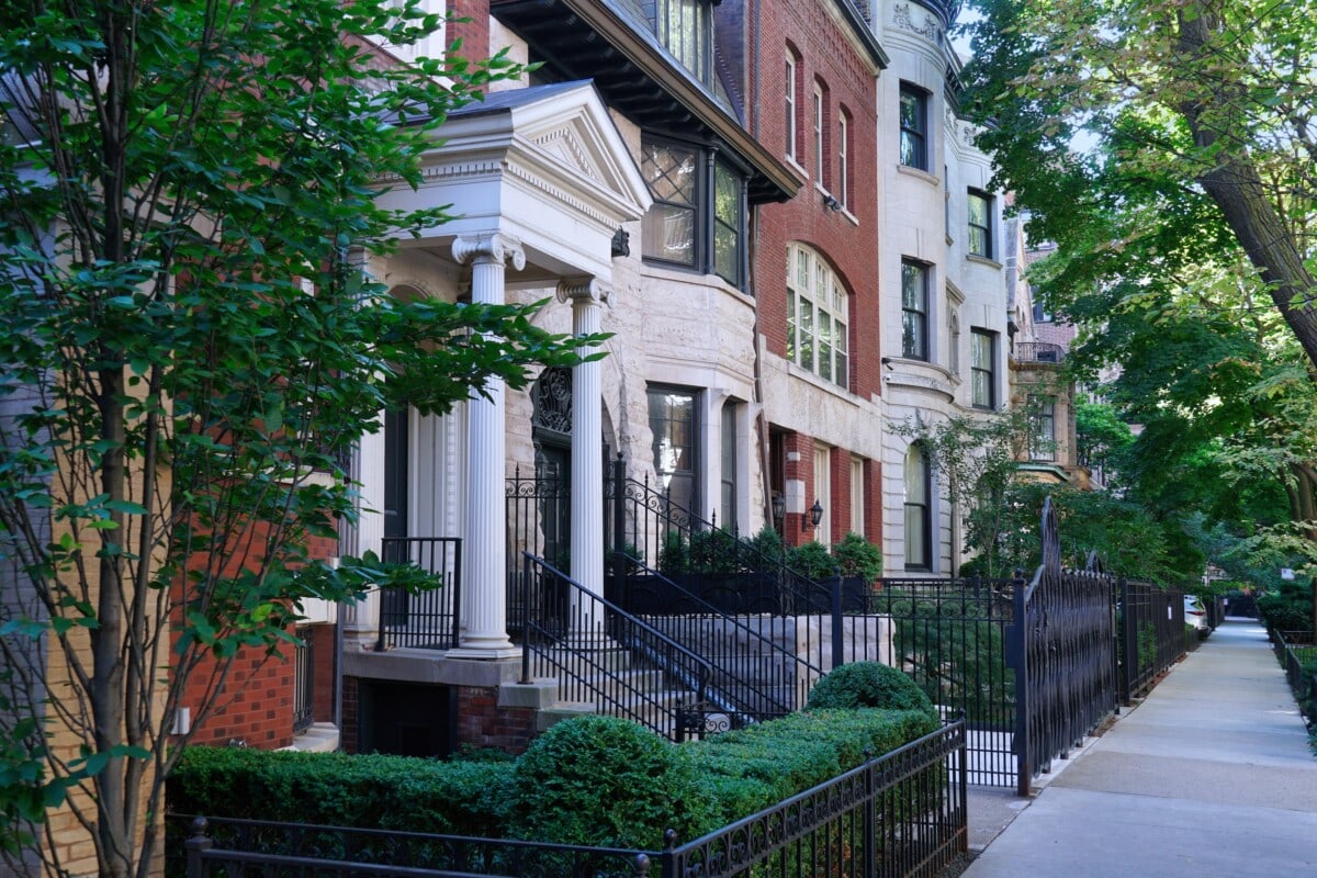 Chicago,Gold,Coast,Neighborhood,,Elegant,Old,Townhouses,And,Apartment,Buildings