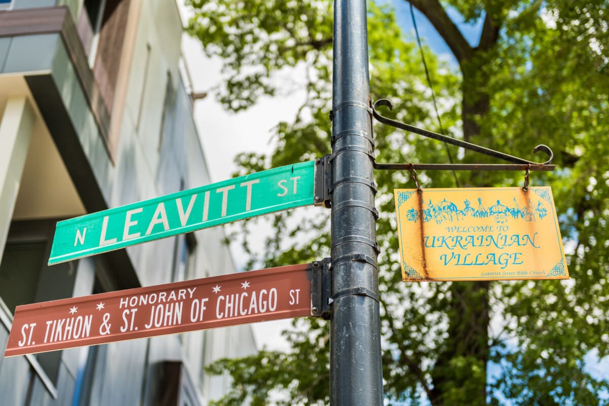 Chicago,,Usa,-,May,29,,2016:,Street,Sign,And,Directions