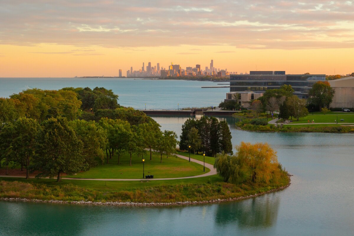 Evanston Park overview of Lake Michigan with a view of Chicago in the distance
