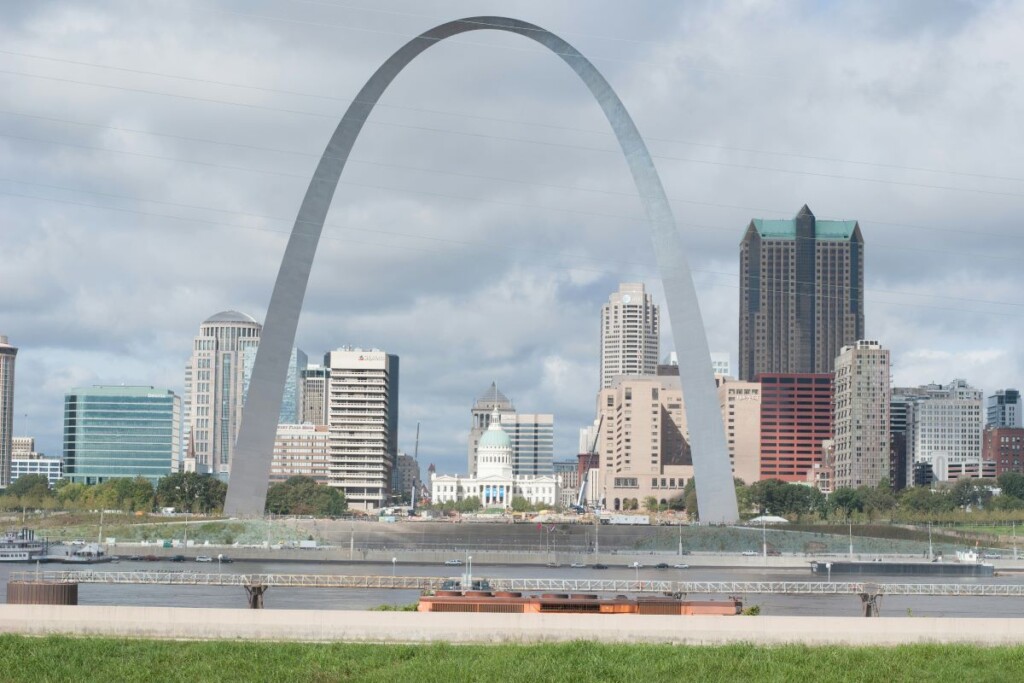 st louis arch with the old courthouse