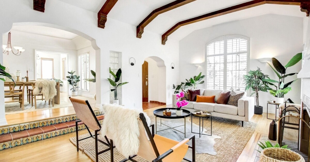 livingroom white and wood