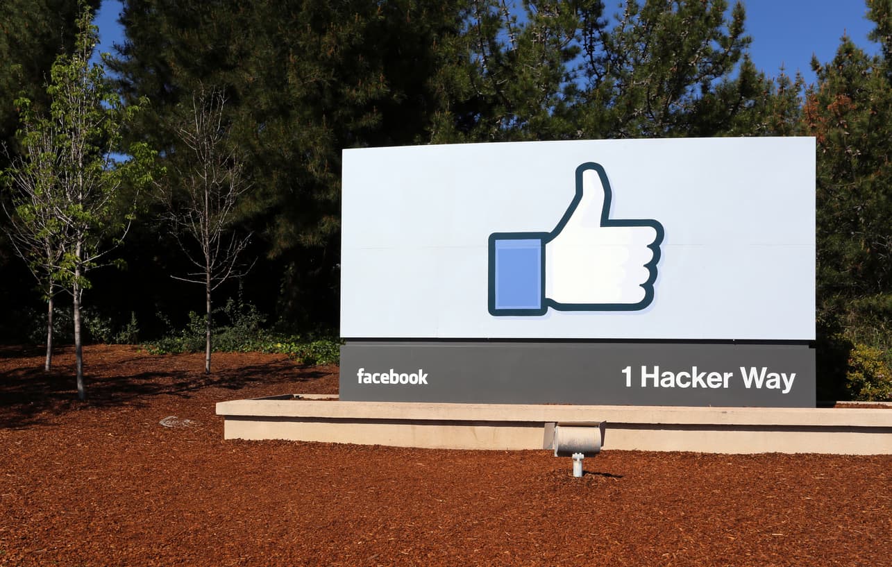 Menlo Park, CA, USA – March 18, 2014: A sign at the entrance to the Facebook World Headquarters located in Menlo Park. Facebook is a popular online social networking service.